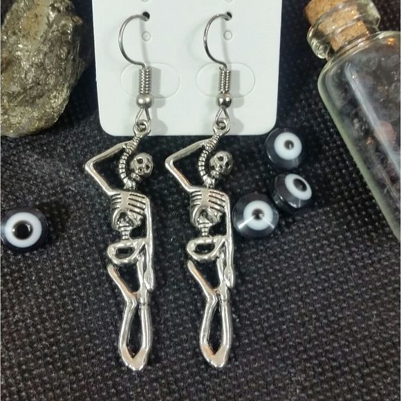 - hang man skeleton earrings dangle skull Halloween 🎃 gothic style skulls - Picture 1 of 8